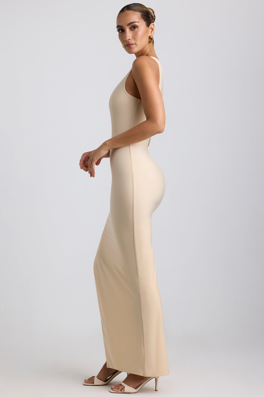 vestido longo assimétrico com um ombro só e drapeado na cor creme.