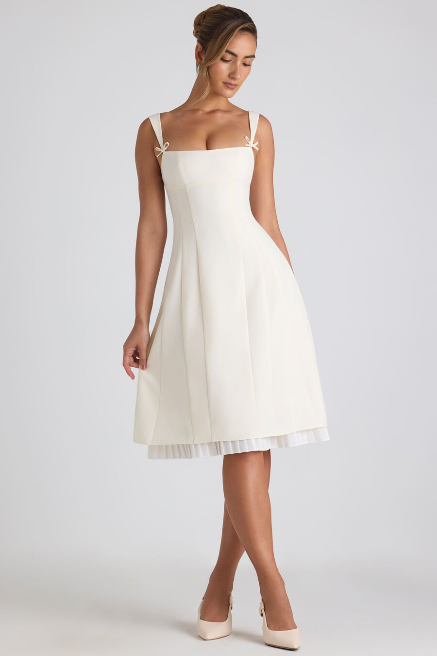 vestido midi plissado em linha a com detalhe de laço na cor marfim