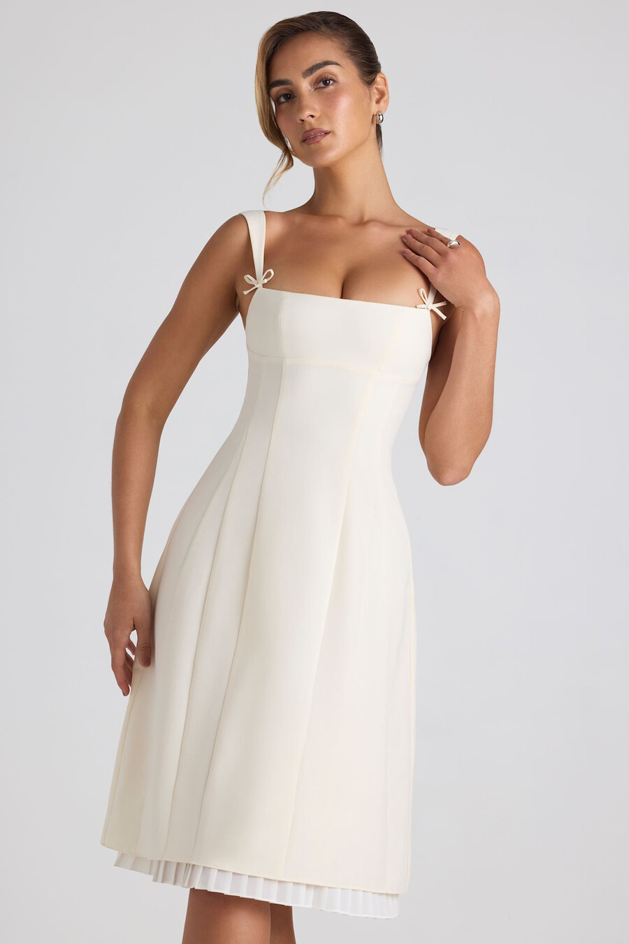 vestido midi plissado em linha a com detalhe de laço na cor marfim