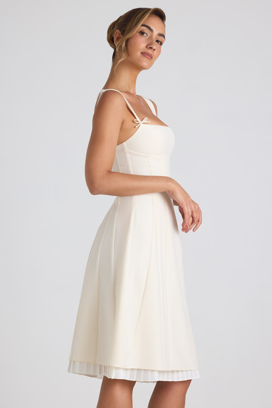 vestido midi plissado em linha a com detalhe de laço na cor marfim