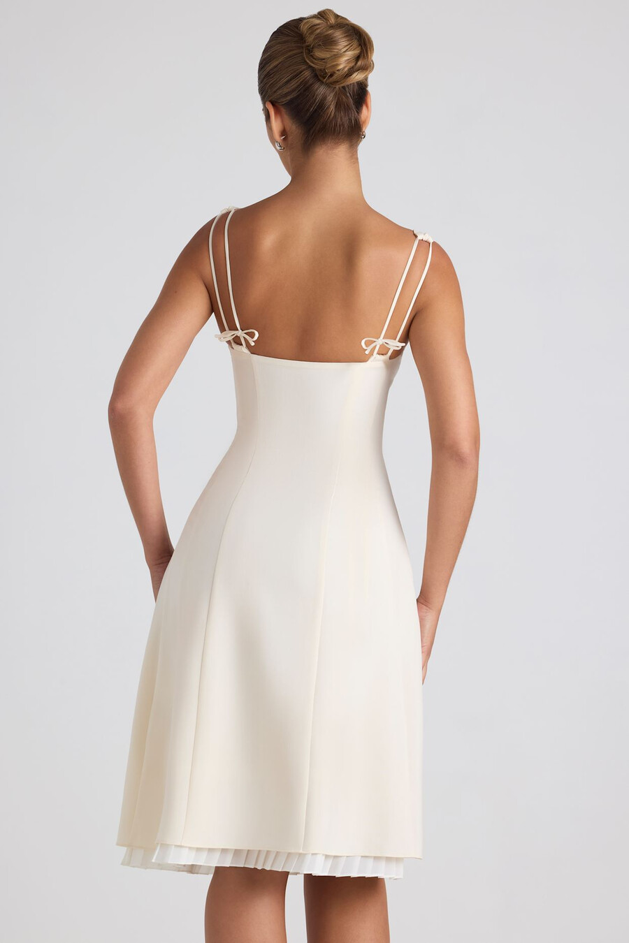 vestido midi plissado em linha a com detalhe de laço na cor marfim
