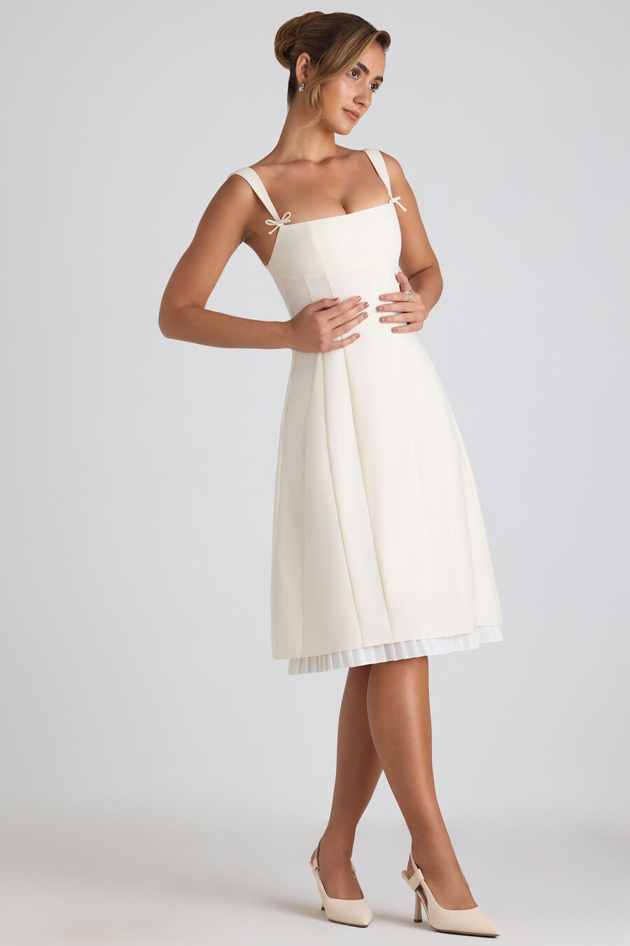vestido midi plissado em linha a com detalhe de laço na cor marfim