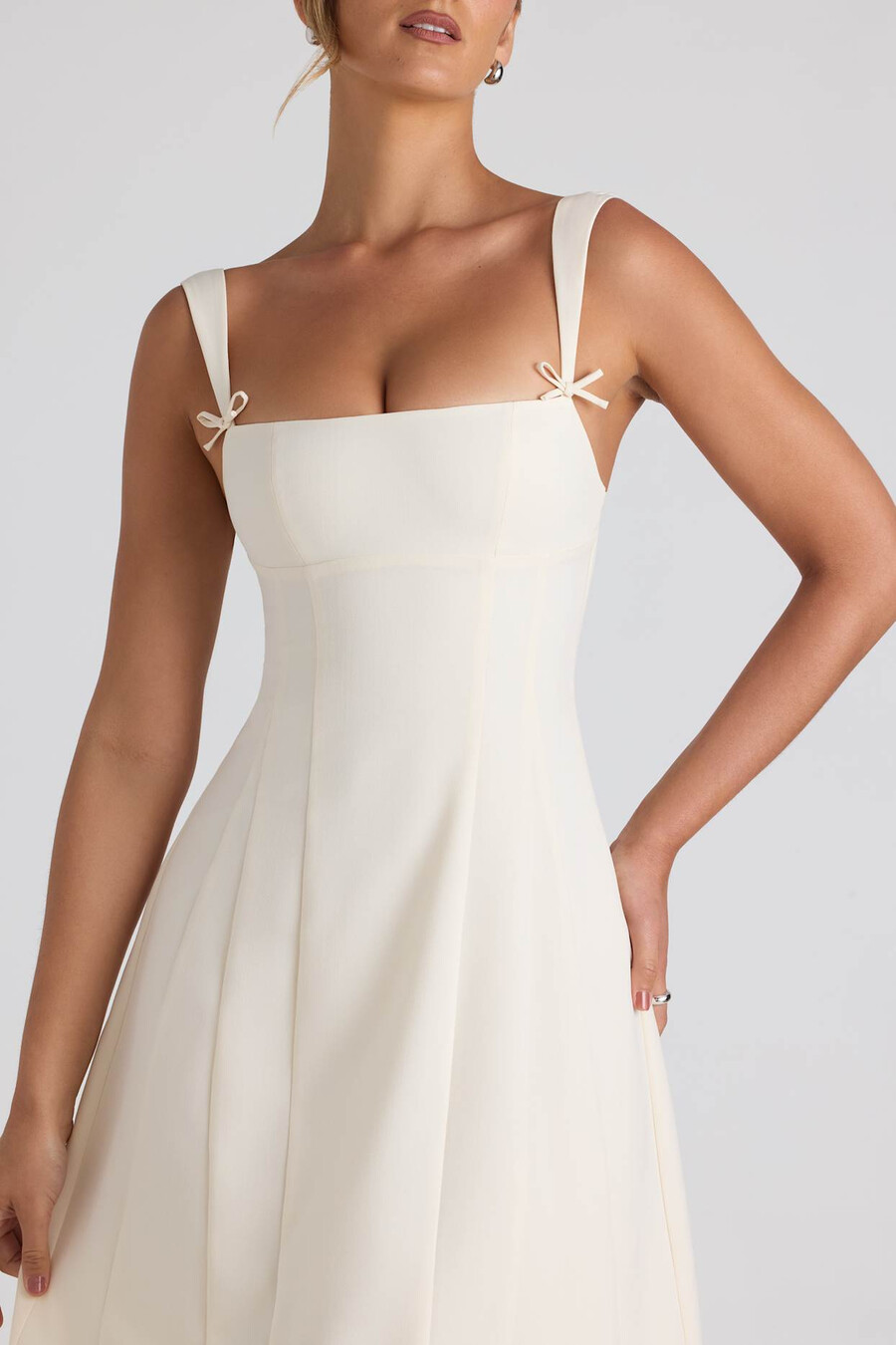 vestido midi plissado em linha a com detalhe de laço na cor marfim