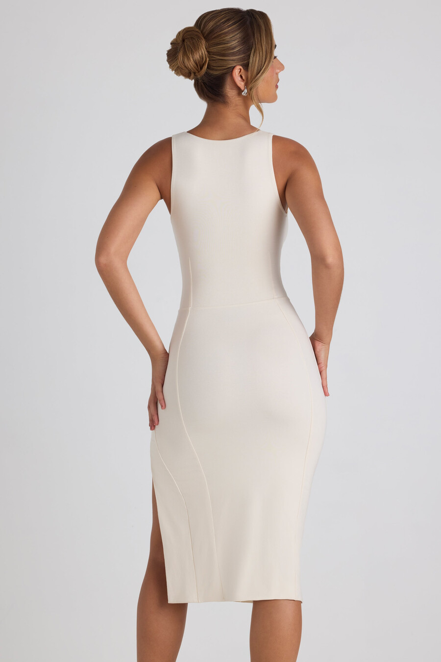 vestido midi de modal com decote coração e detalhe de laço na cor marfim.