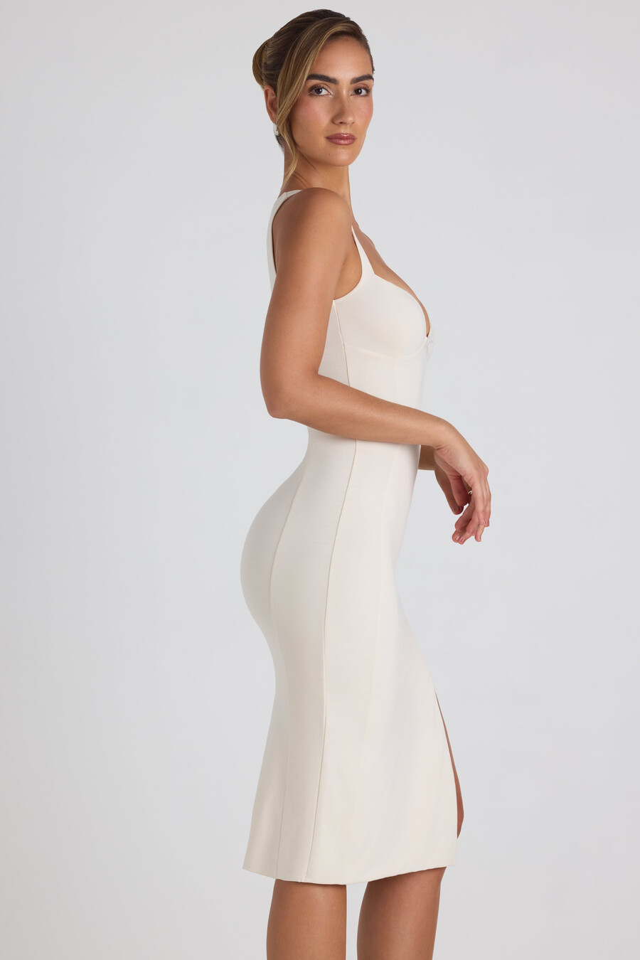 vestido midi de modal com decote coração e detalhe de laço na cor marfim.