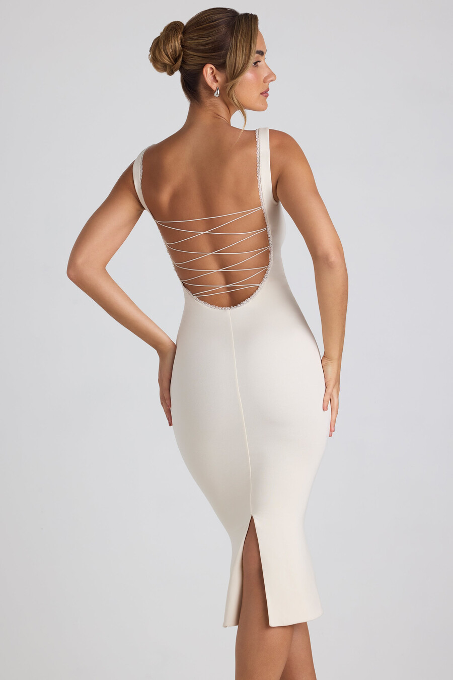 vestido midi com detalhes em renda modal na cor marfim.