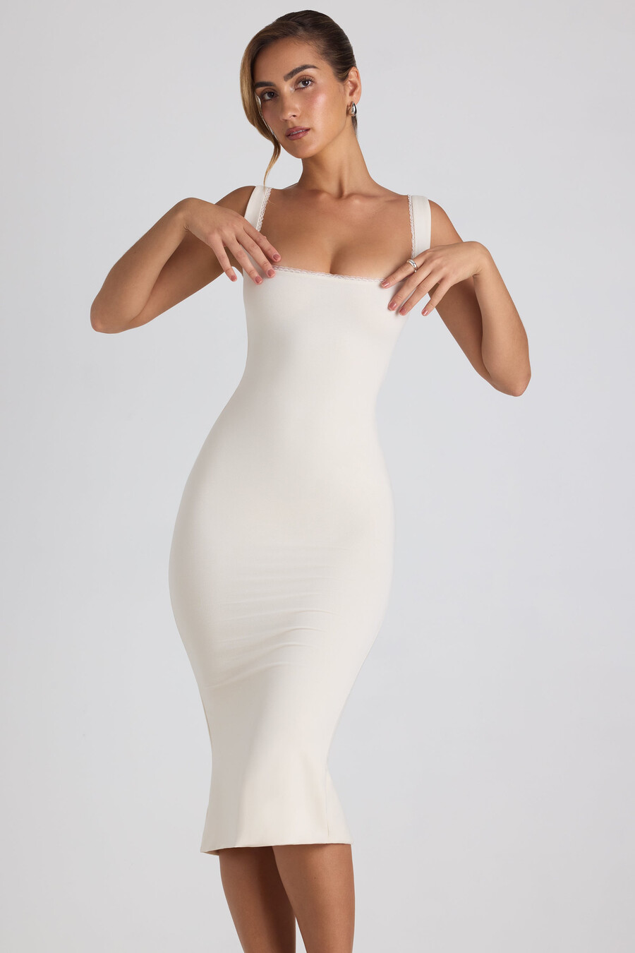 vestido midi com detalhes em renda modal na cor marfim.