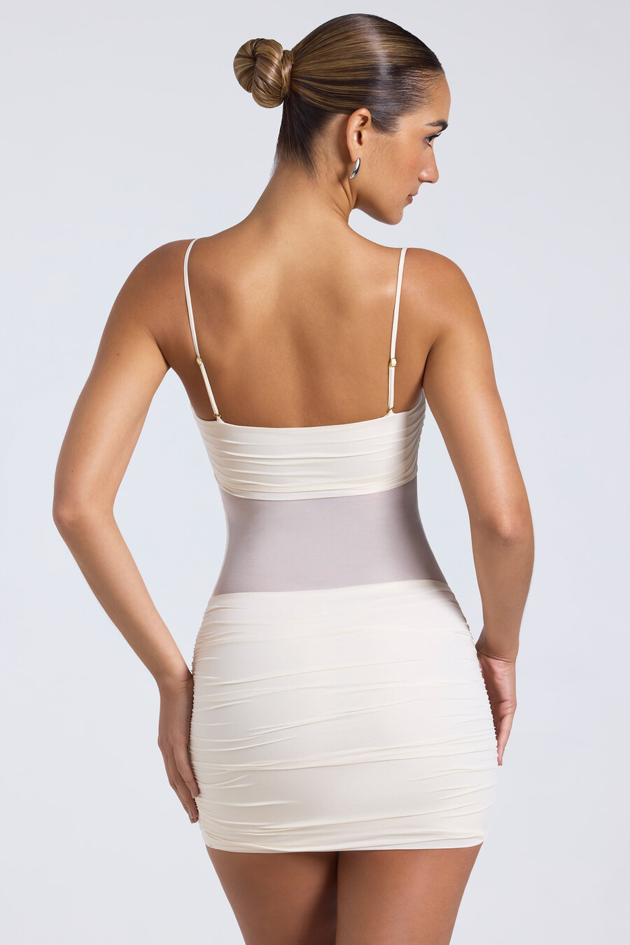 vestido curto transparente com painéis e drapeados na cor marfim.