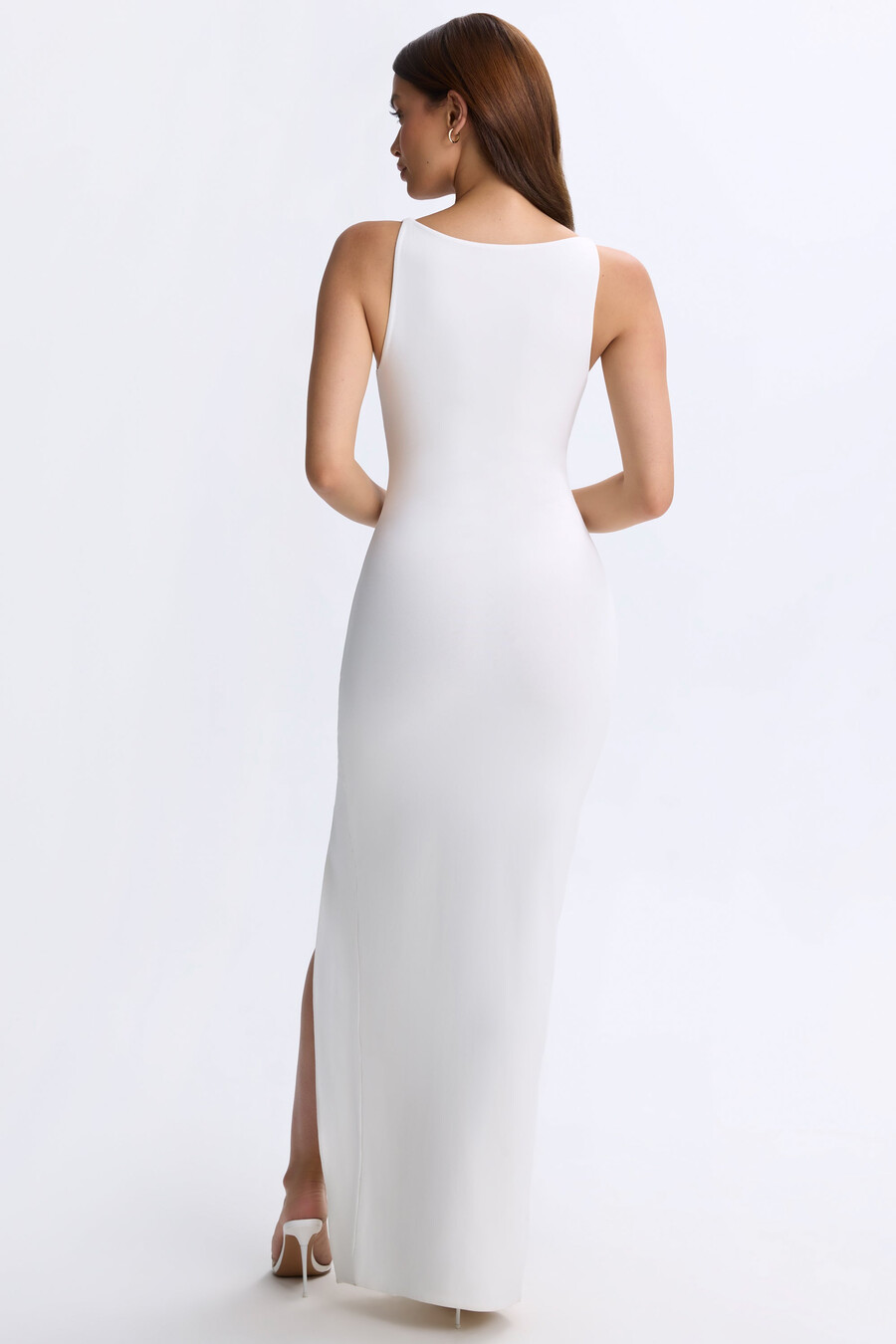 vestido longo com decote profundo e recortes na cor branca.