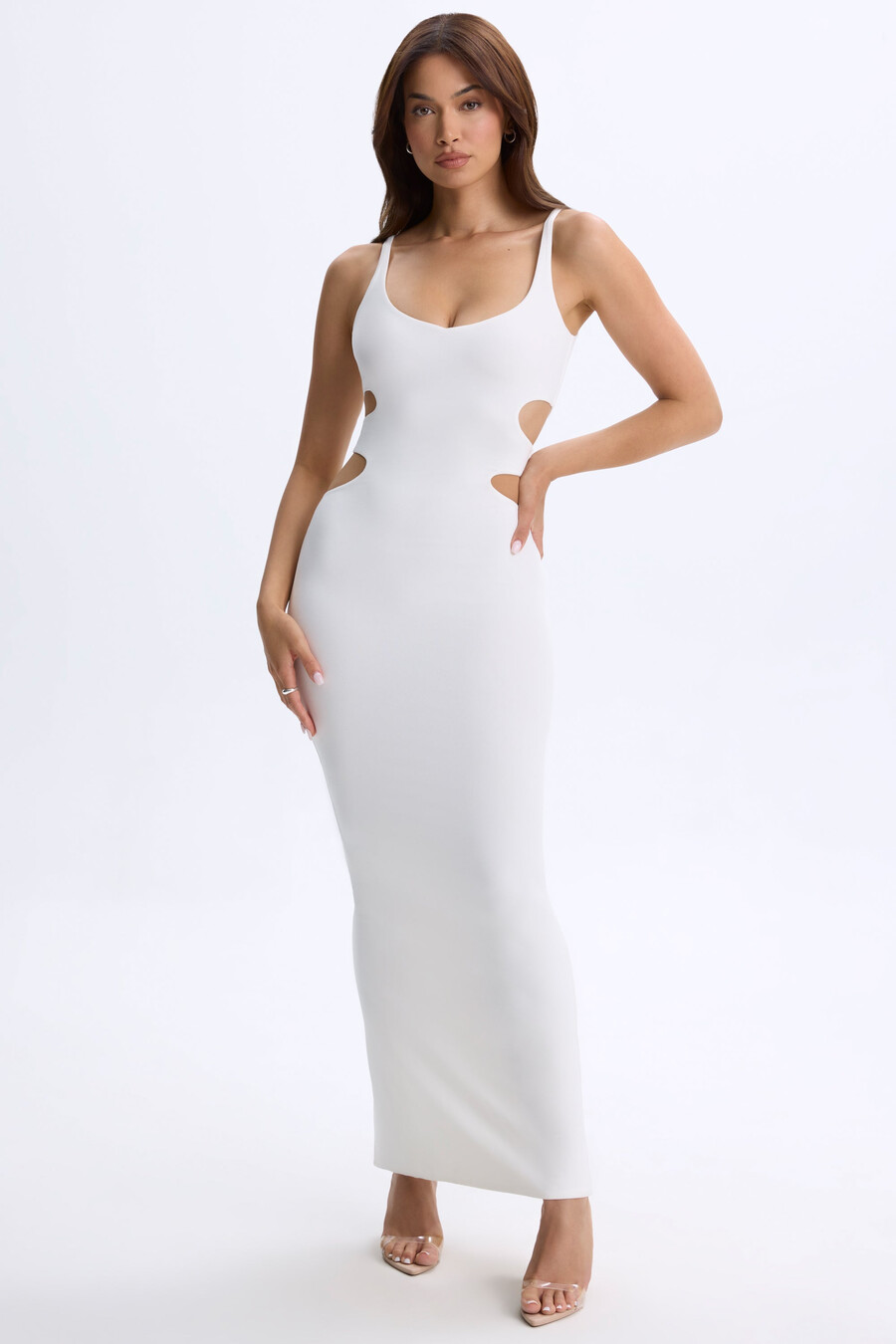 vestido longo com decote profundo e recortes na cor branca.