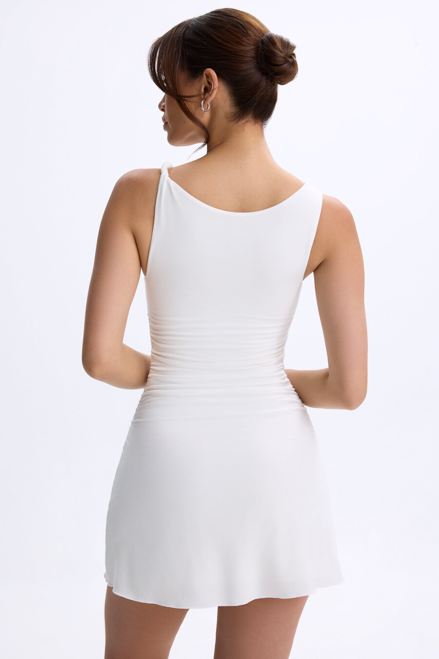 vestido micro evasê com drapeados na cor branca.
