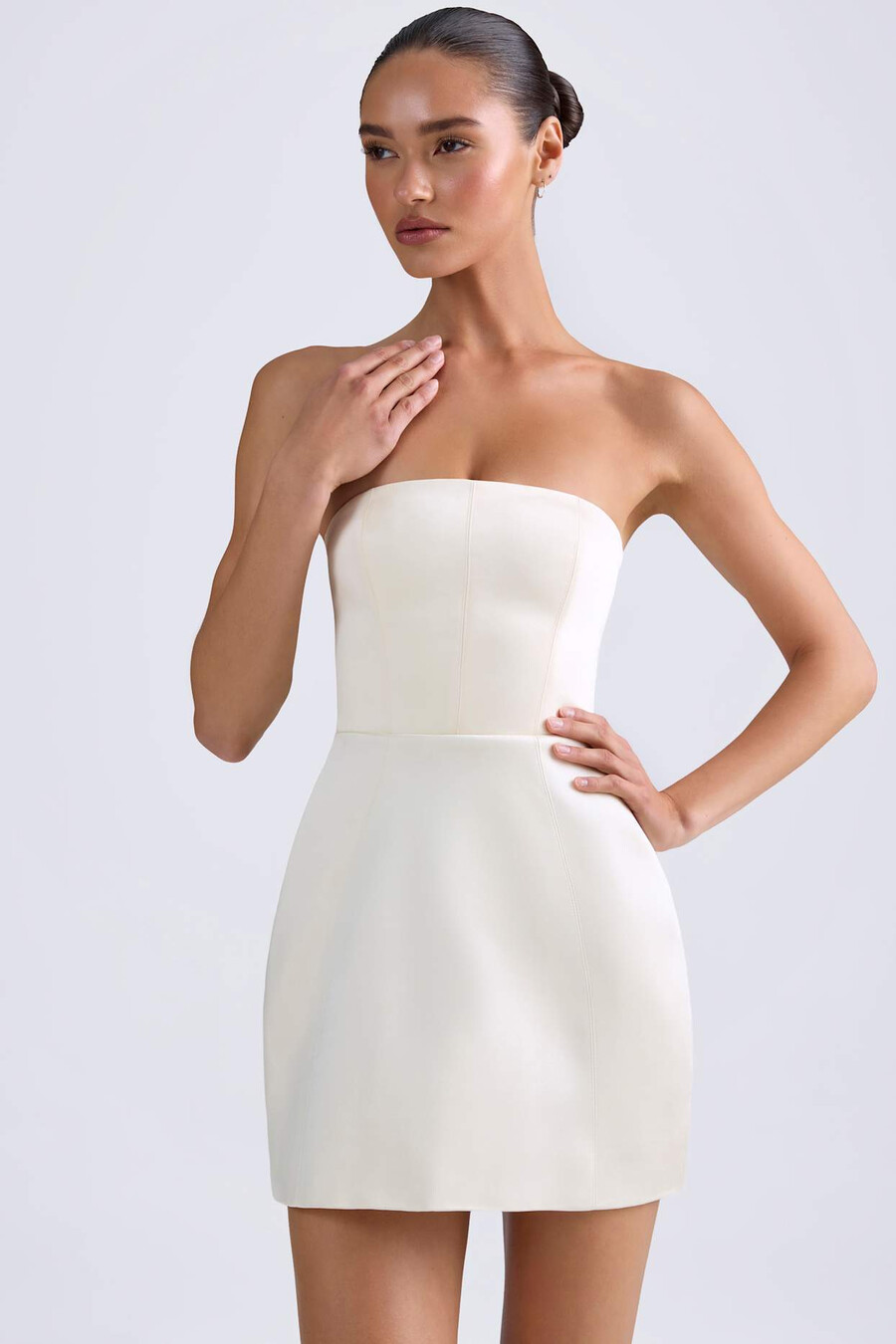 vestido curto estruturado estilo tulipa com modelagem bandeau na cor marfim