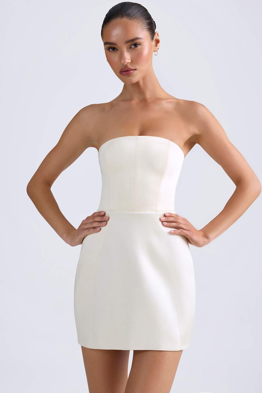 vestido curto estruturado estilo tulipa com modelagem bandeau na cor marfim