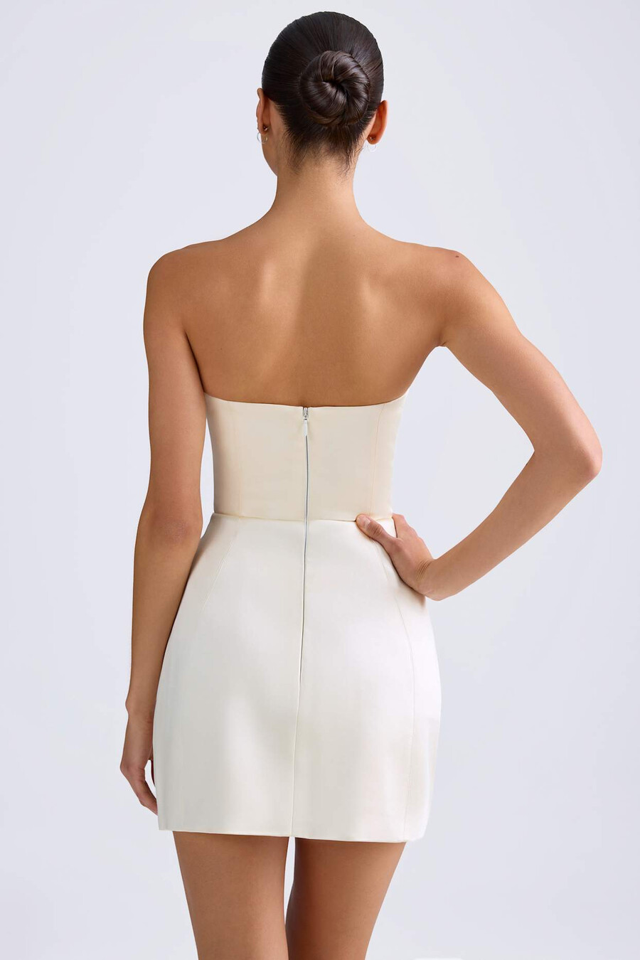 vestido curto estruturado estilo tulipa com modelagem bandeau na cor marfim