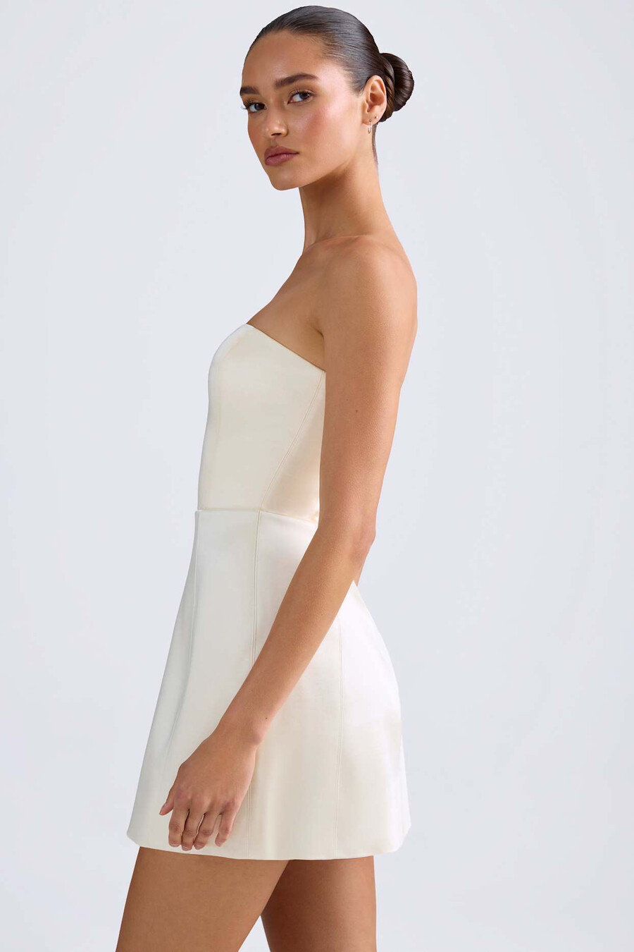 vestido curto estruturado estilo tulipa com modelagem bandeau na cor marfim