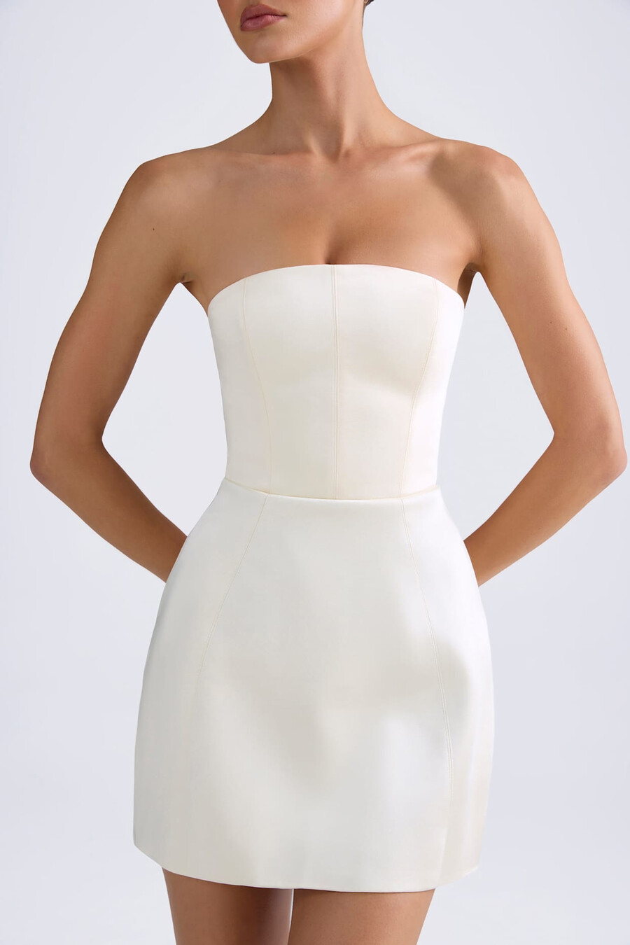 vestido curto estruturado estilo tulipa com modelagem bandeau na cor marfim