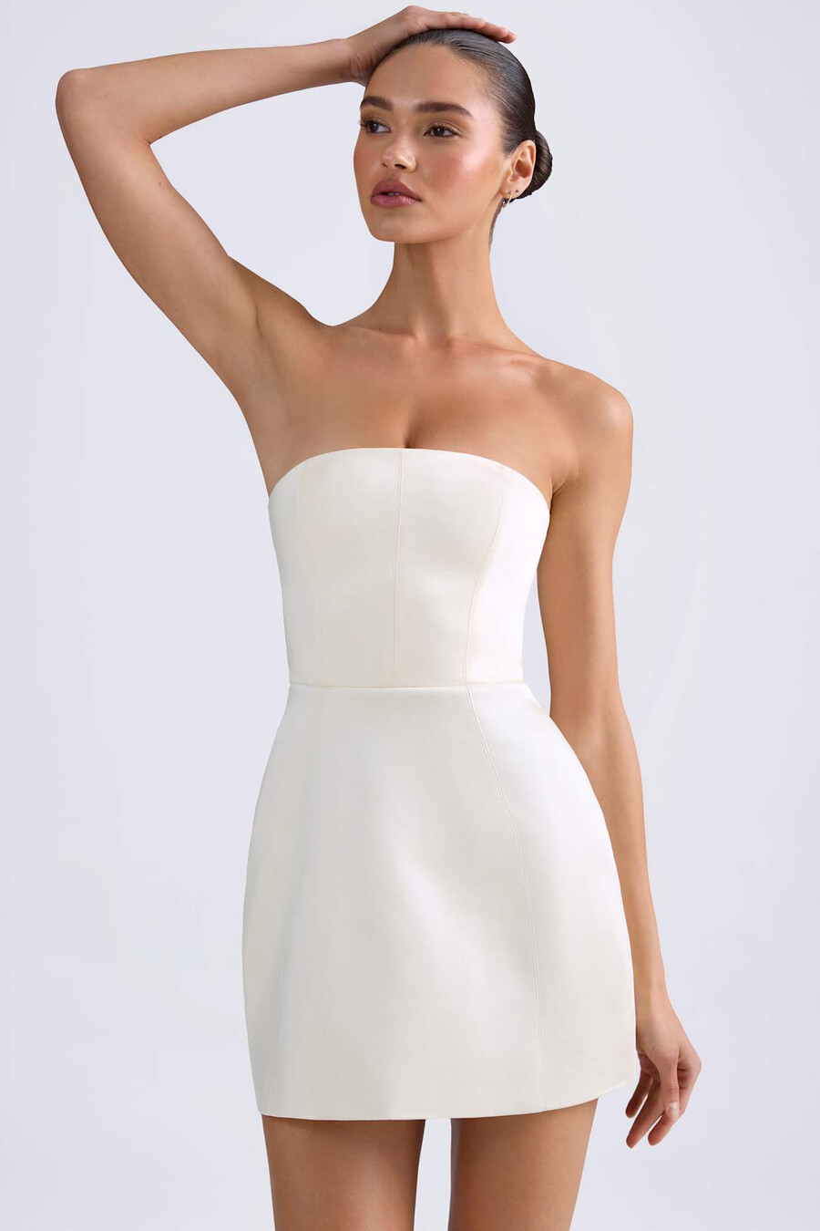 vestido curto estruturado estilo tulipa com modelagem bandeau na cor marfim