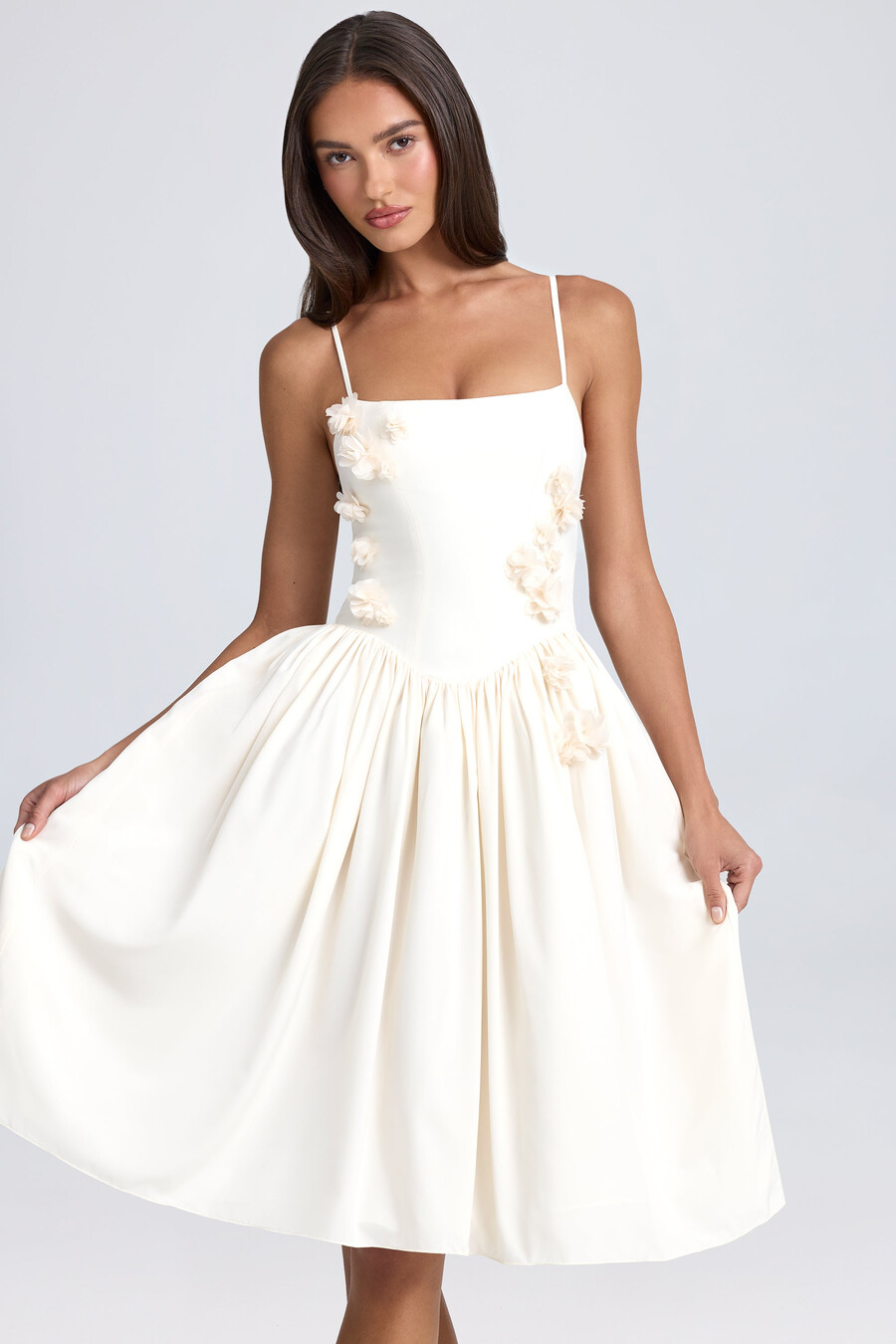 vestido midi com apliques florais na cor marfim
