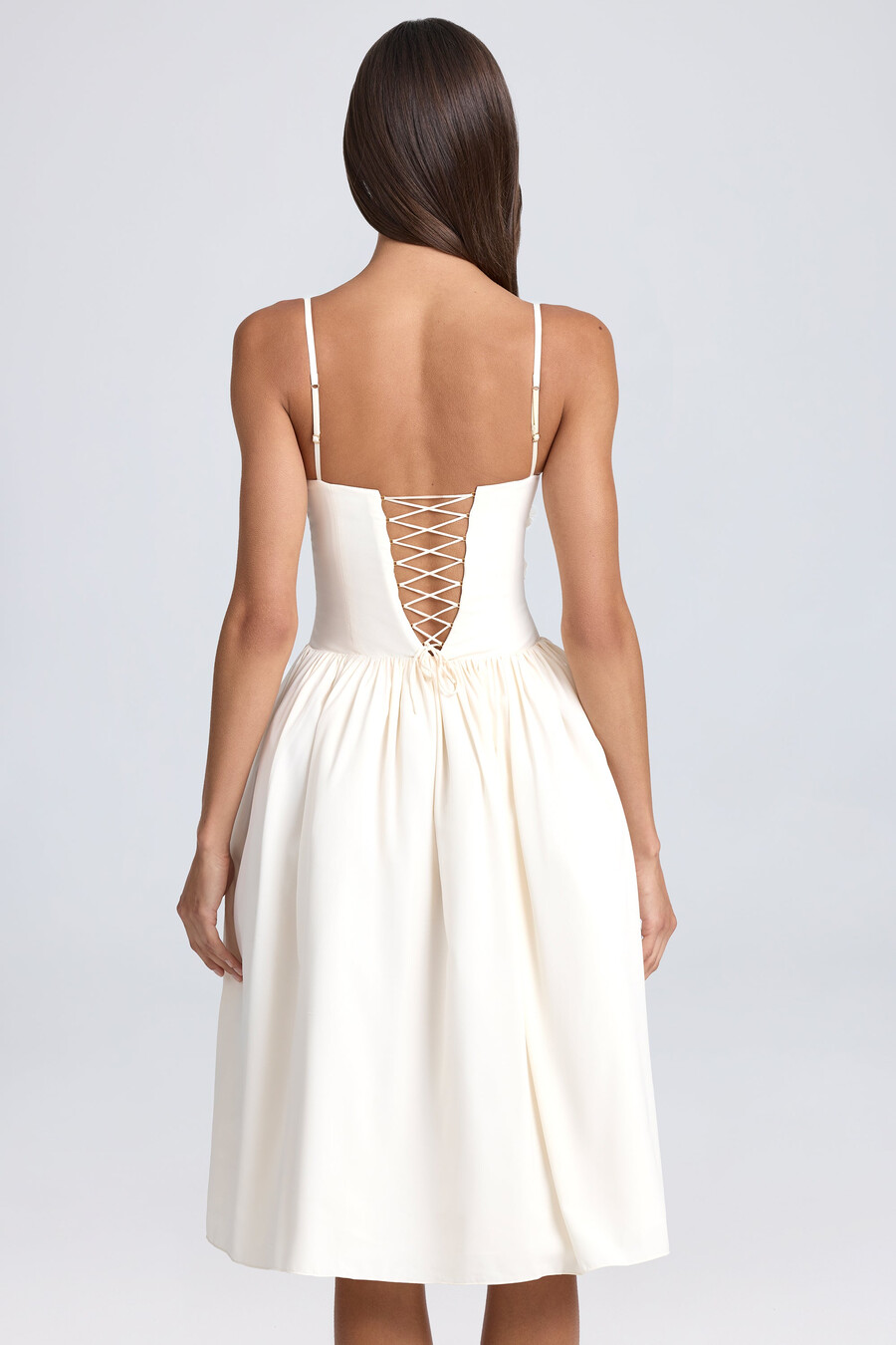 vestido midi com apliques florais na cor marfim