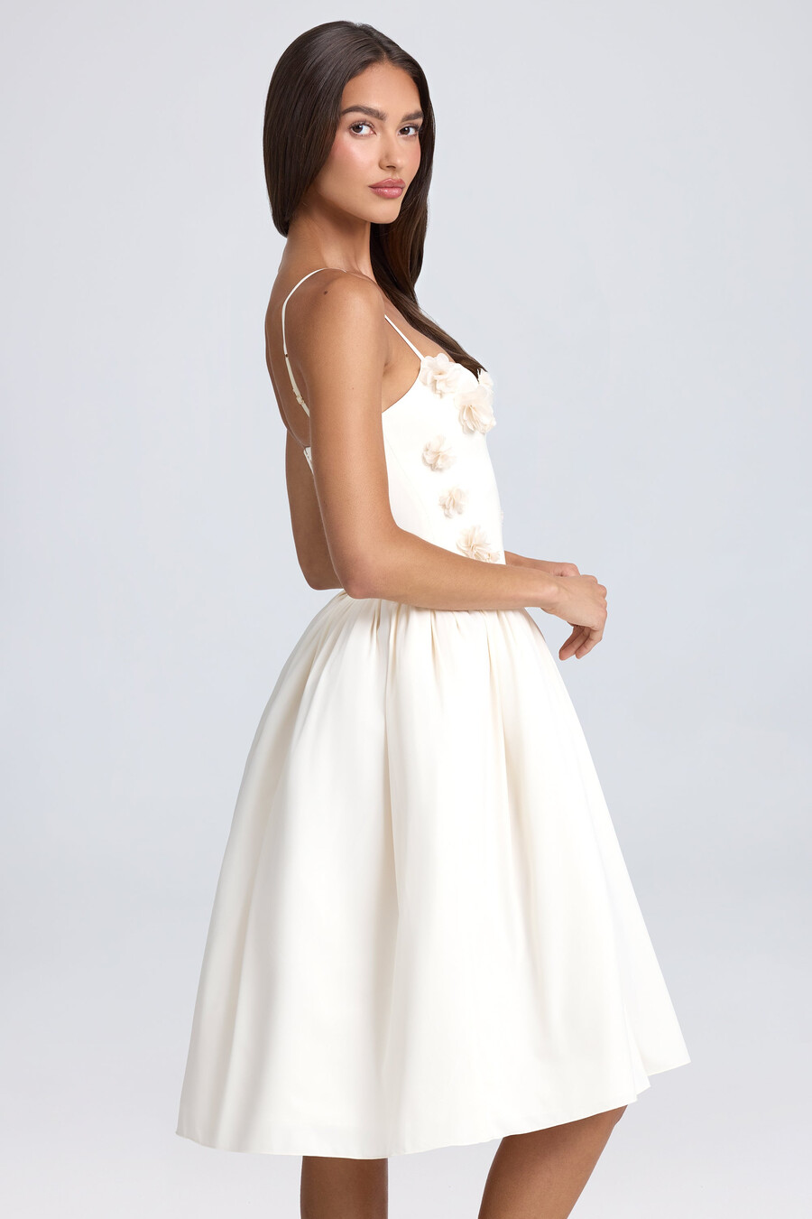 vestido midi com apliques florais na cor marfim