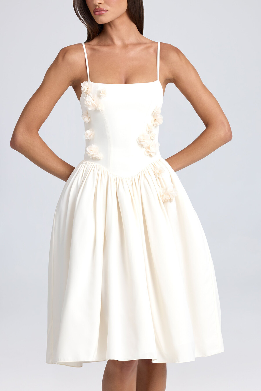 vestido midi com apliques florais na cor marfim