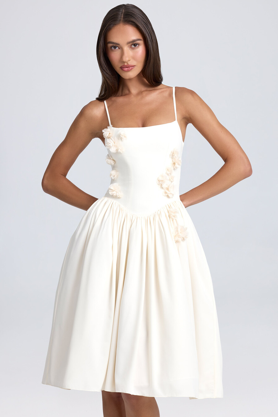 vestido midi com apliques florais na cor marfim