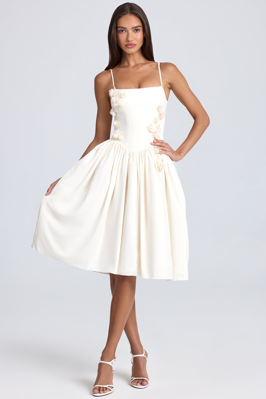 vestido midi com apliques florais na cor marfim