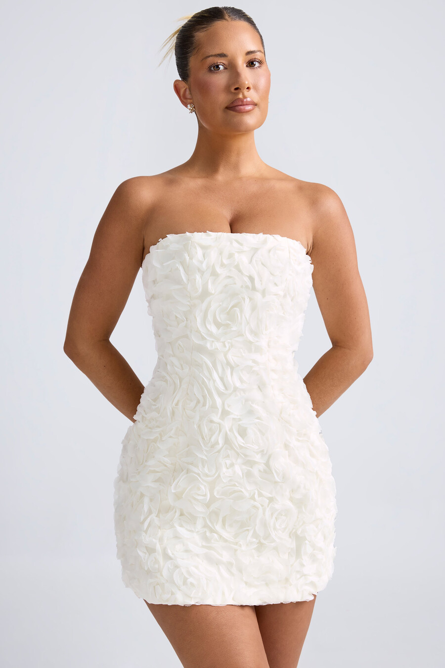 vestido curto evasê tomara que caia com aplique floral na cor branca.