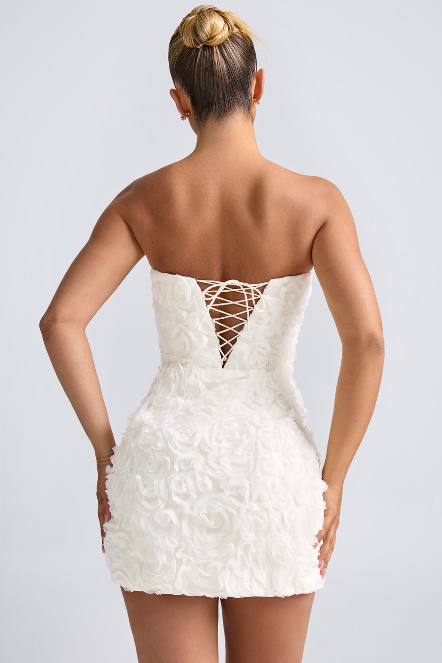 vestido curto evasê tomara que caia com aplique floral na cor branca.
