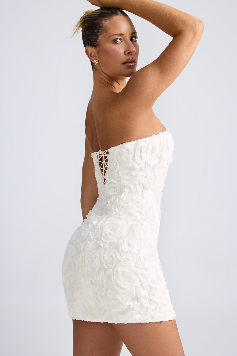 vestido curto evasê tomara que caia com aplique floral na cor branca.