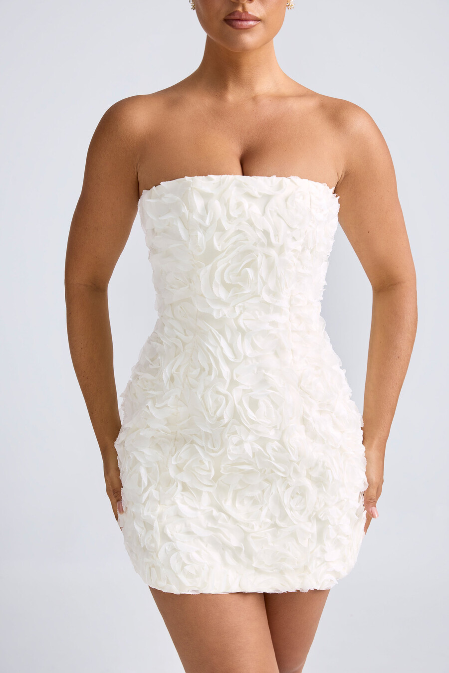 vestido curto evasê tomara que caia com aplique floral na cor branca.