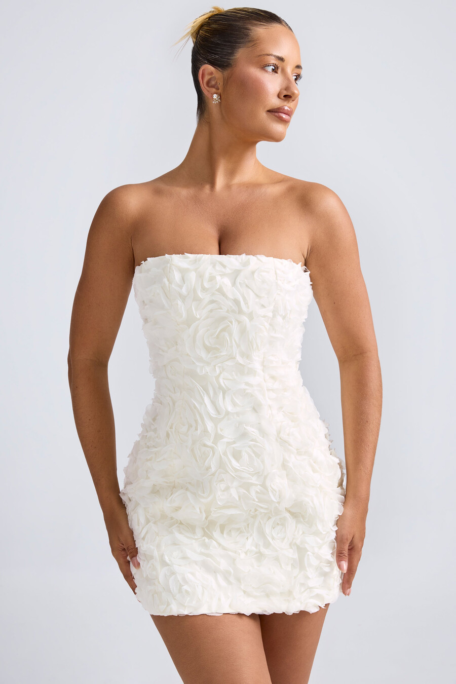 vestido curto evasê tomara que caia com aplique floral na cor branca.