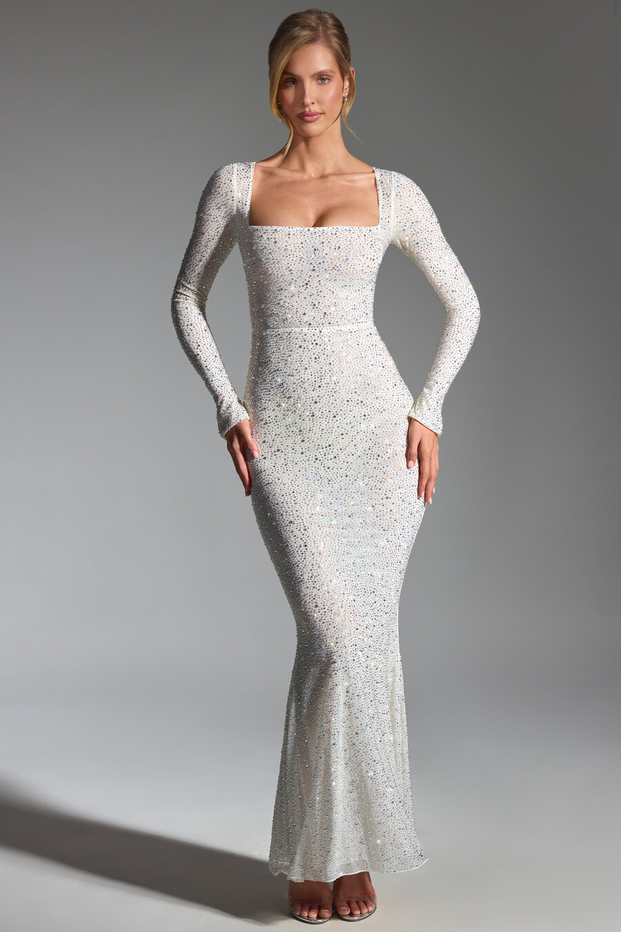 vestido longo sereia bordado na cor branca.