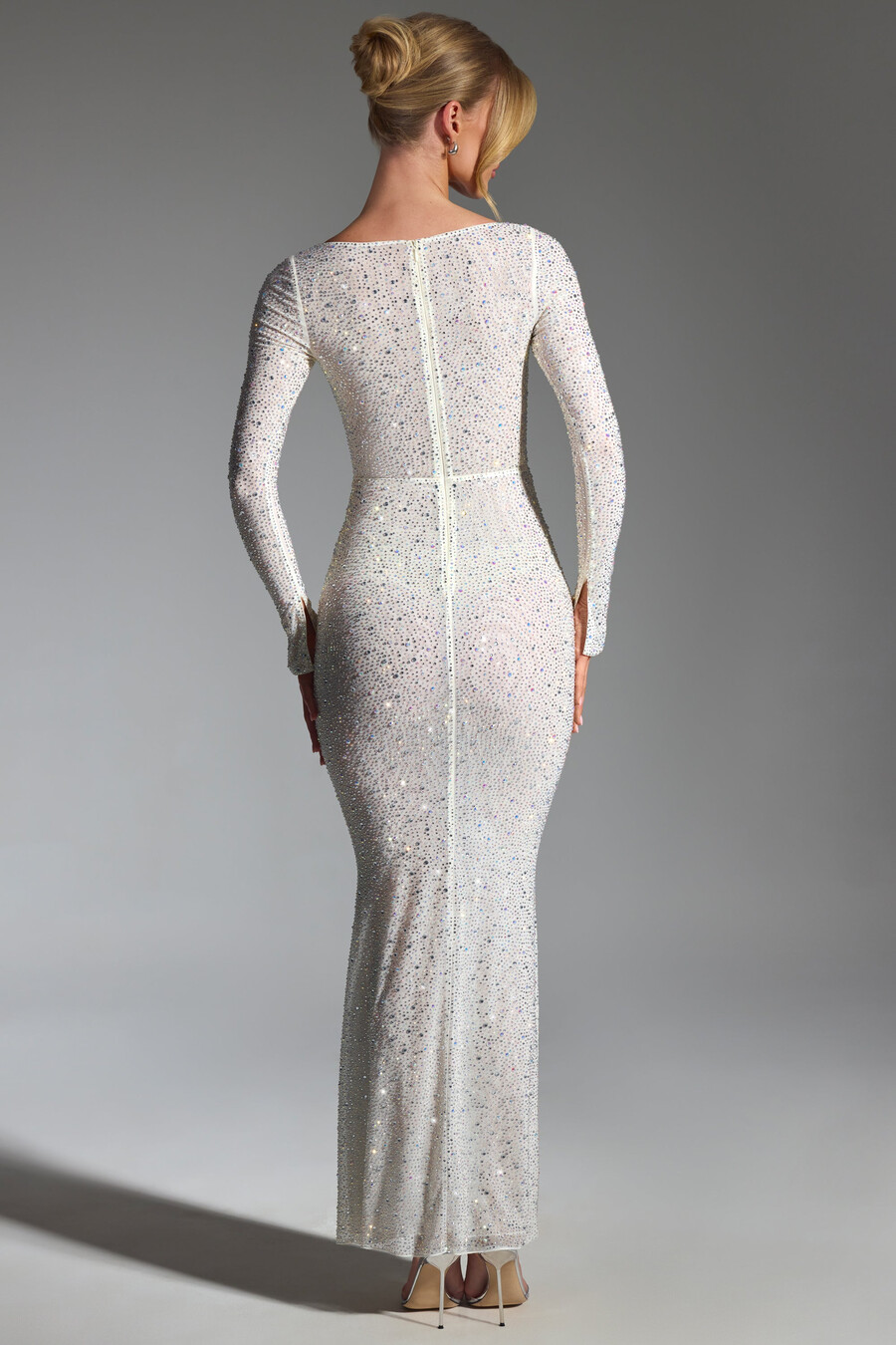 vestido longo sereia bordado na cor branca.