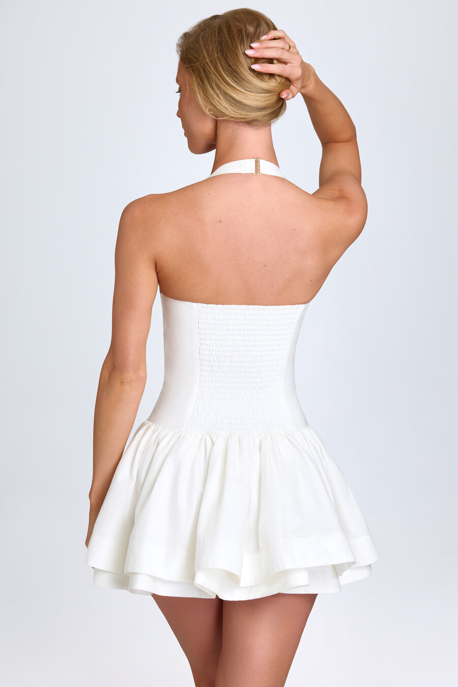 vestido curto com decote halter e franzido na cor branca.