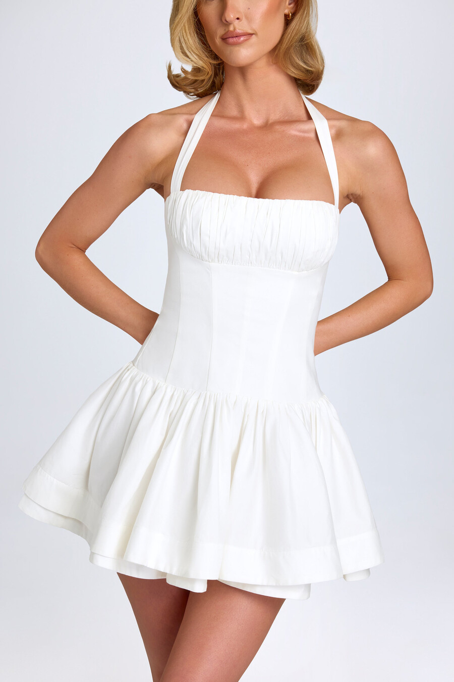 vestido curto com decote halter e franzido na cor branca.