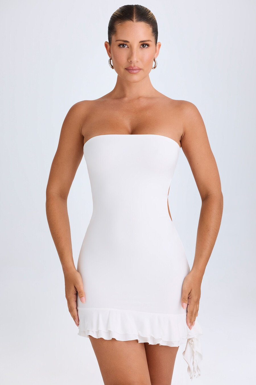 vestido curto bandeau branco com recortes e babados