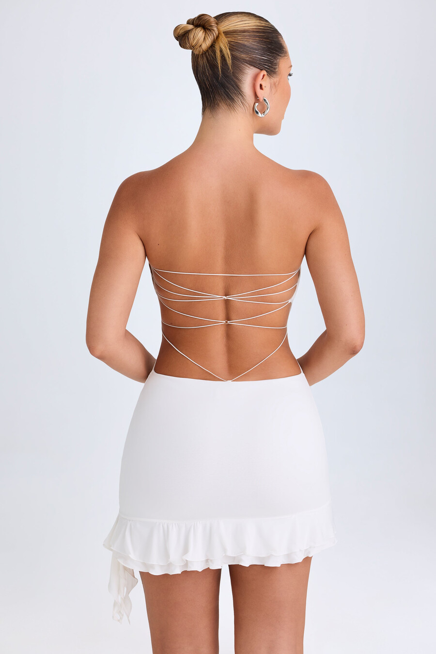 vestido curto bandeau branco com recortes e babados