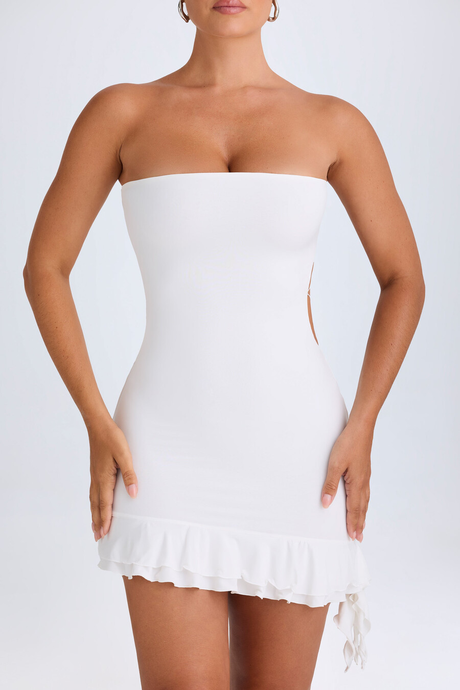 vestido curto bandeau branco com recortes e babados
