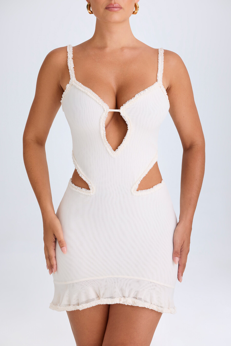 vestido curto branco com recortes e apliques de babados