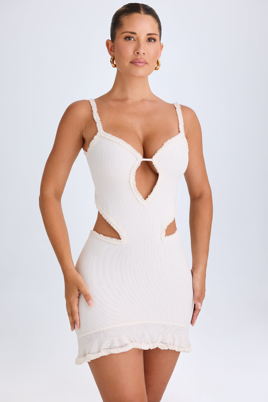 vestido curto branco com recortes e apliques de babados