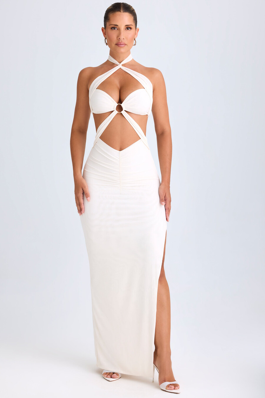 vestido longo com decote halter e drapeado com recortes na cor branca.