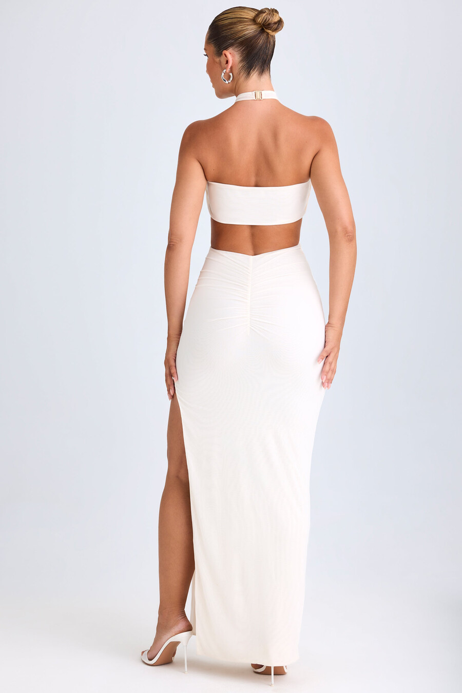 vestido longo com decote halter e drapeado com recortes na cor branca.