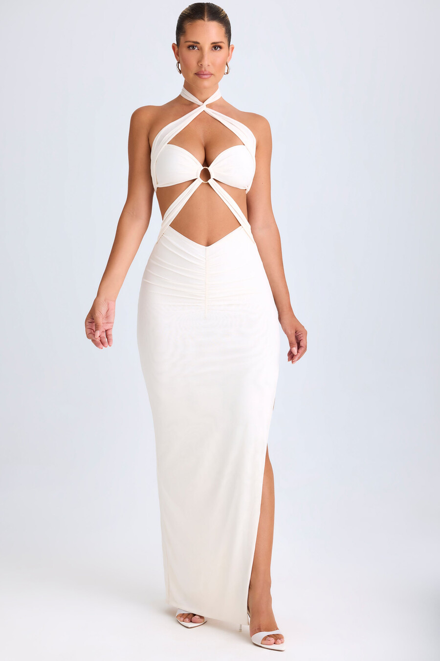 vestido longo com decote halter e drapeado com recortes na cor branca.