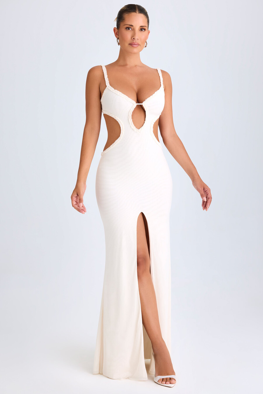 vestido longo branco com recortes e aplicações de babados