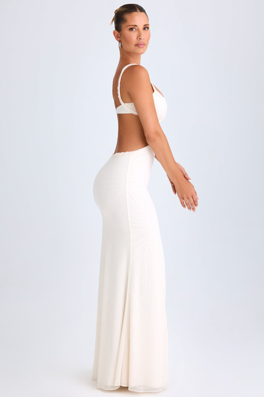 vestido longo branco com recortes e aplicações de babados