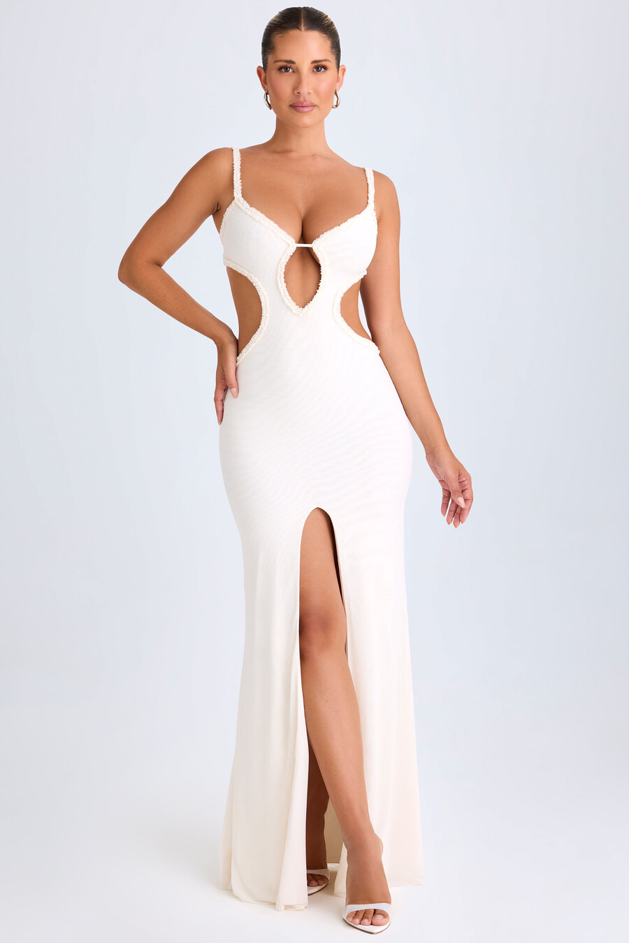 vestido longo branco com recortes e aplicações de babados