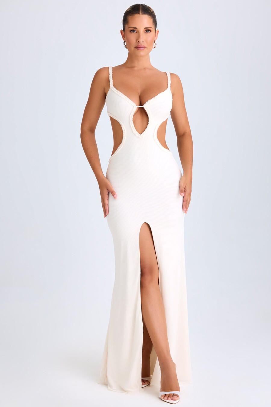 vestido longo branco com recortes e aplicações de babados