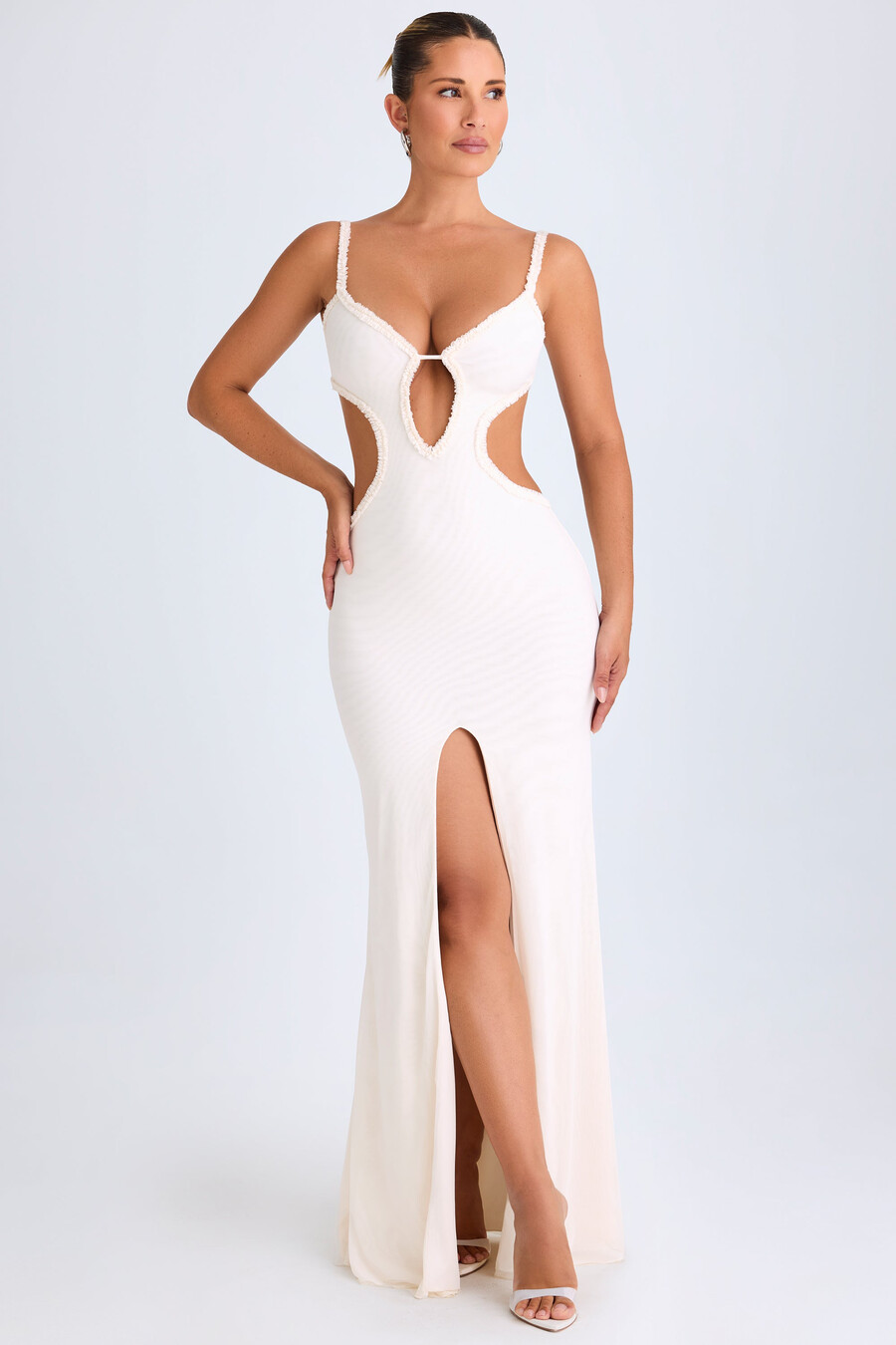 vestido longo branco com recortes e aplicações de babados