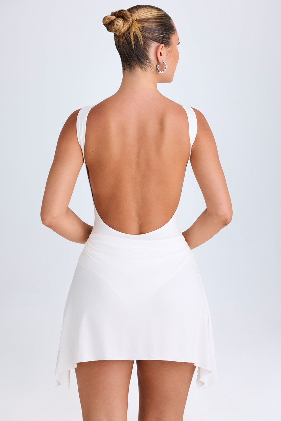 vestido curto drapeado com costas abertas na cor branca.